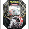 Lata Pokémon TCG Paldean Fates Shiny Iron Treads Ex en español, con carta promocional y sobres de refuerzo de la colección Escarlata y Violeta.